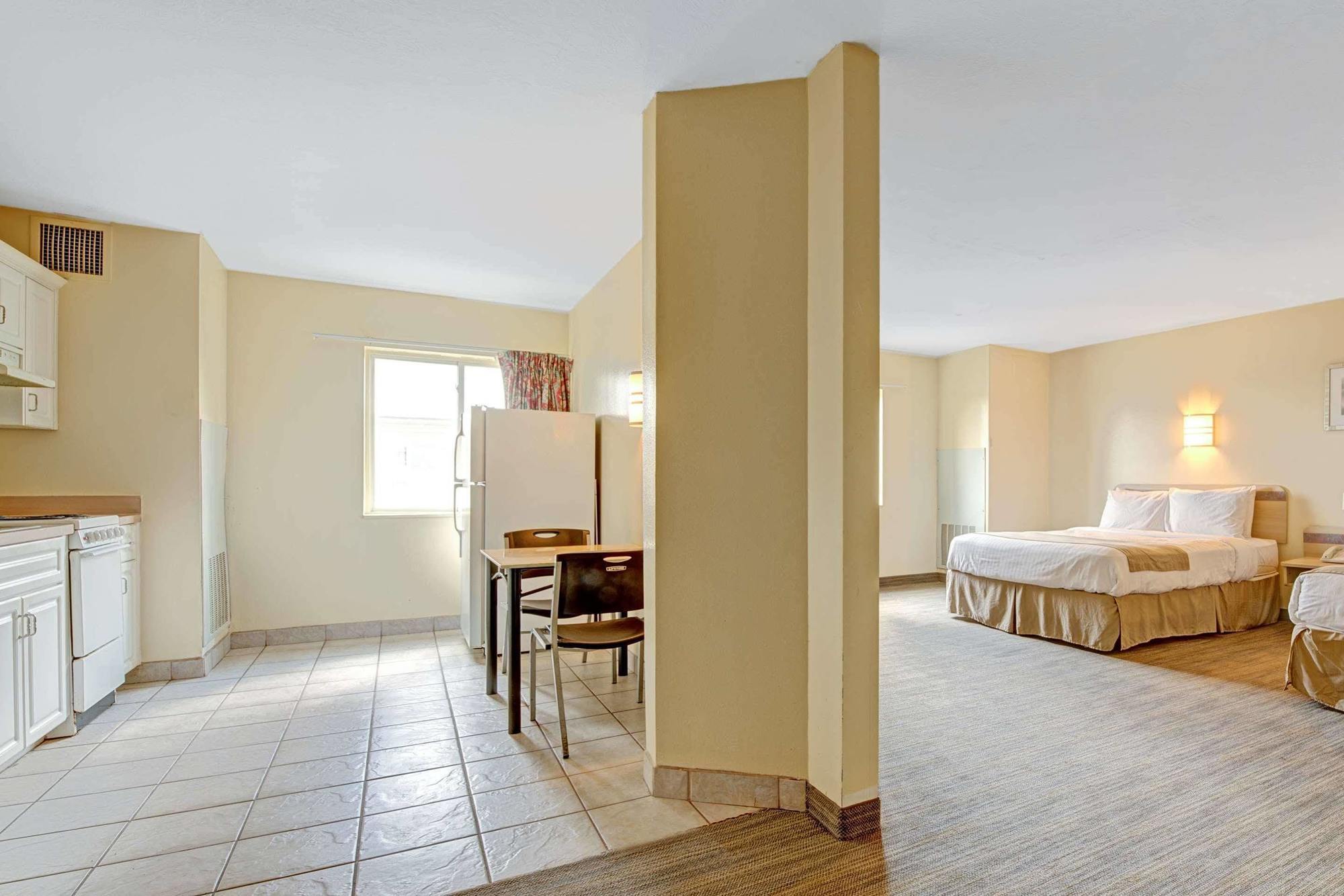 Days Inn & Suites By Wyndham Augusta Near Fort Eisenhower Экстерьер фото