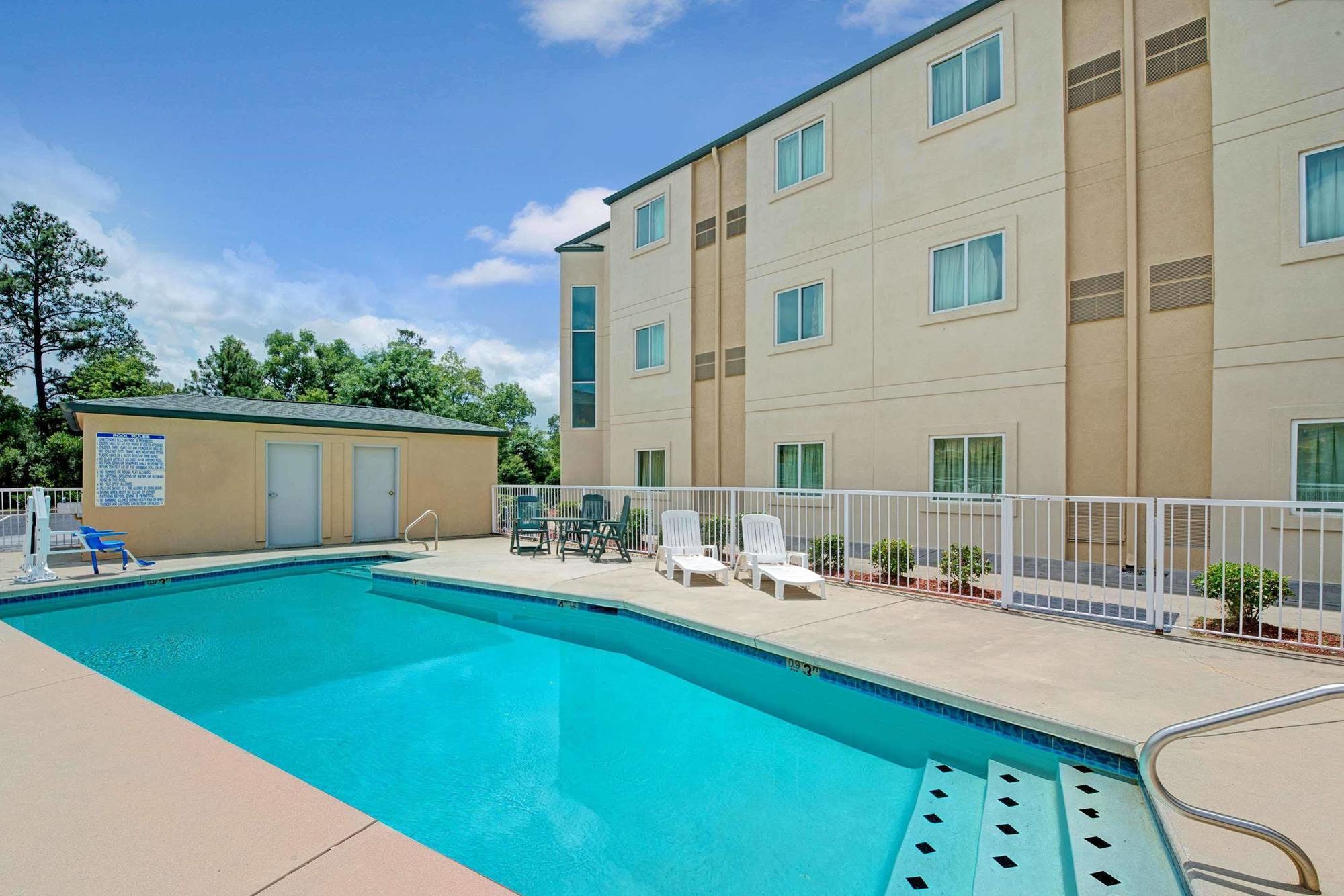 Days Inn & Suites By Wyndham Augusta Near Fort Eisenhower Экстерьер фото