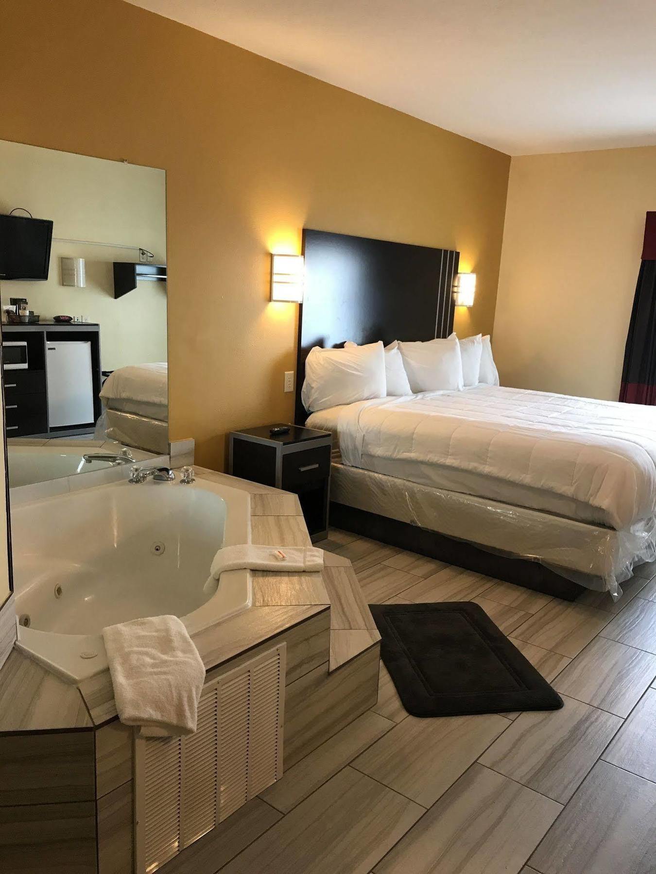 Days Inn & Suites By Wyndham Augusta Near Fort Eisenhower Экстерьер фото